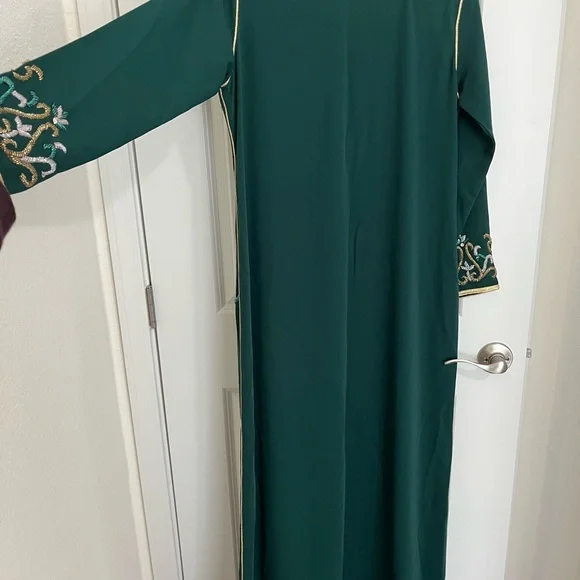 Elegant Green Moroccan Kaftan Embroidered - Picture 4 of 4